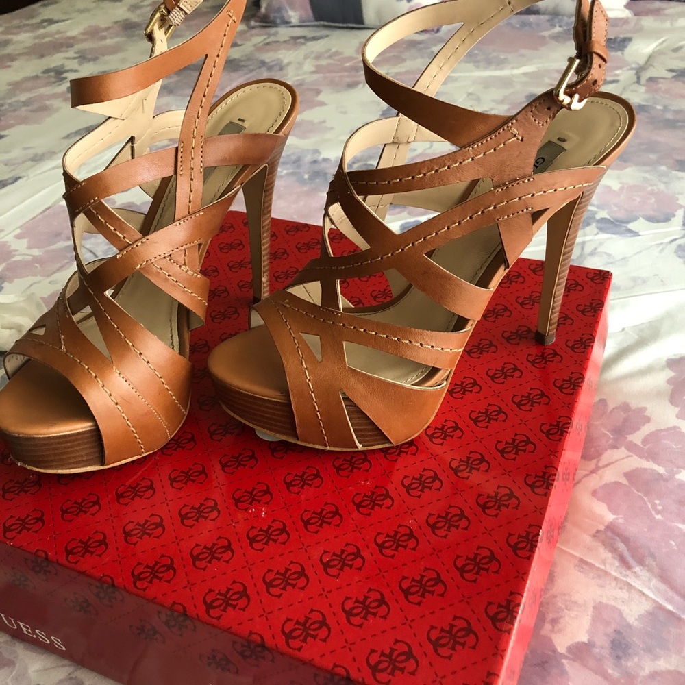 🎄⬇️ Leather guess heels